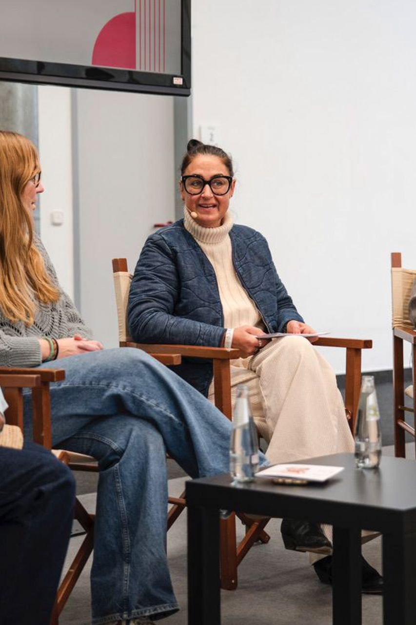 Mirjam Smend moderiert eine Gesprächsrunde auf der Innatex Messe