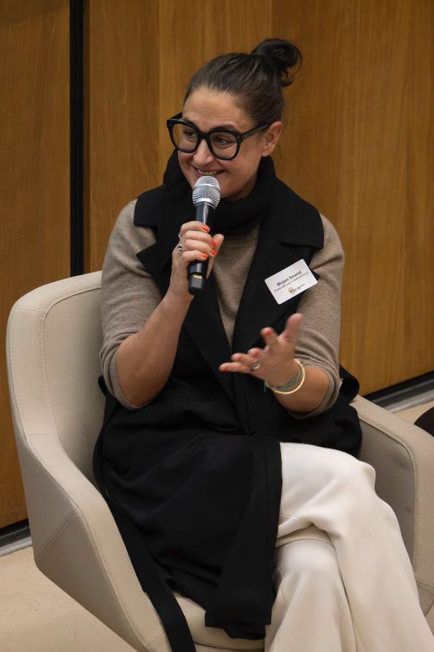 Textil-Forum 2025 Mirjam Smend spricht als Teilnehmerin einer Talkrunde auf dem Textilforum und hält ein Mikrofon