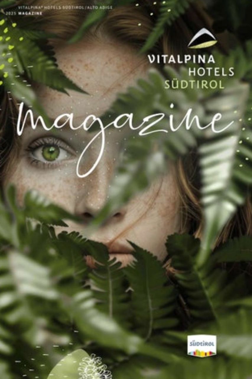 Magazin-Cover von Vitalpina Hotels Südtirol mit Naturmotiv und Blick durch grüne Blätter